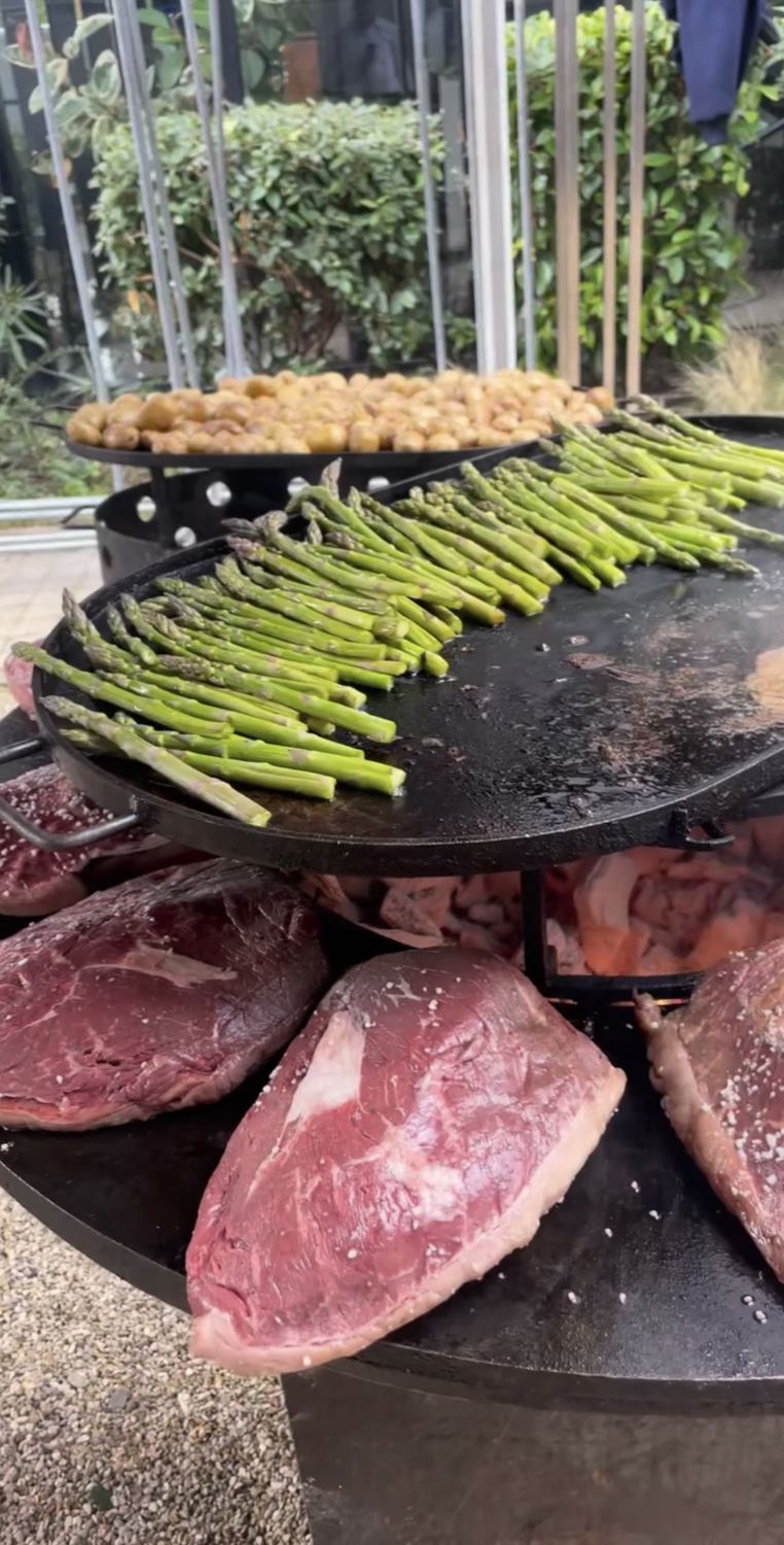 Découpe au brasero — viande, légumes & saucisses